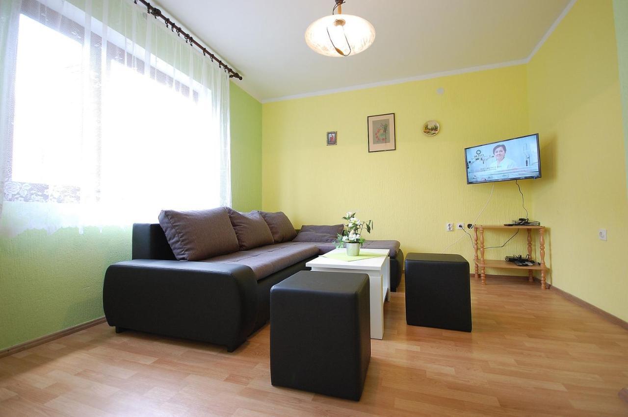 Apartment Ivan By El-Pi Tours Malinska Exterior photo